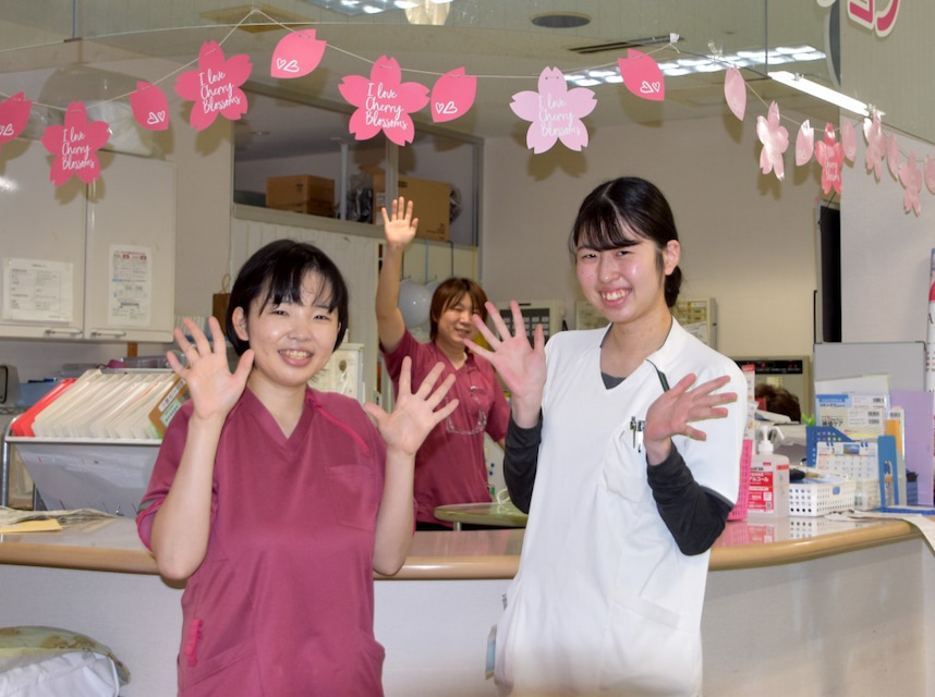 利用されるお客様の日々の健康管理全般を主な業務とするほか、状態により点眼、褥瘡（じょくそう）などの処置、経管栄養等の医療行為があります。また、日常の服薬管理の他、診療の立会い、日中の緊急時対応などをしています。